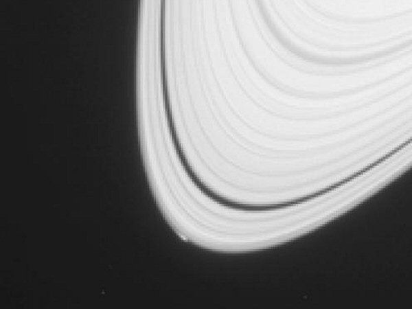 Zdjęcia z sondy Cassini sugerują narodziny nowego księżyca Saturna