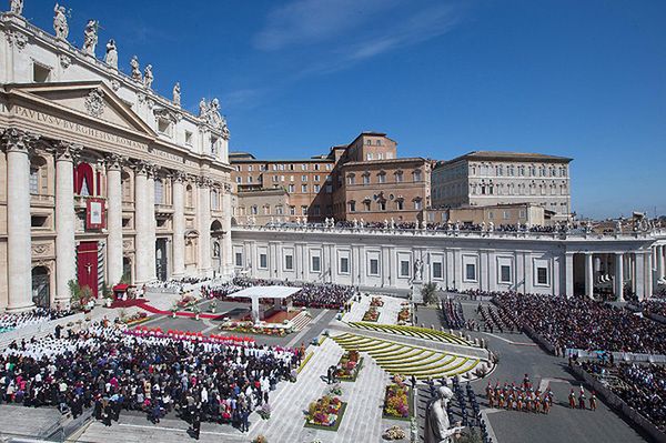 100 tysięcy ludzi na placu św. Piotra w Watykanie