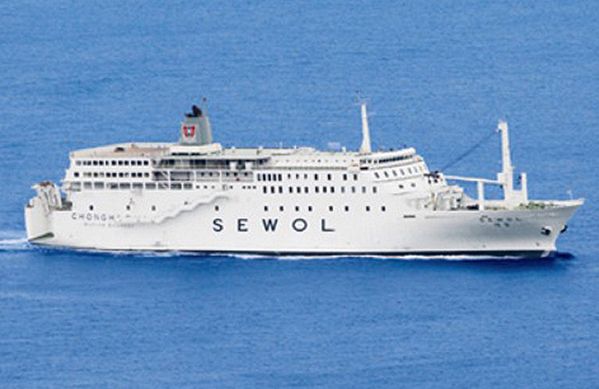 Członkowie załogi koreańskiego statku Sewol dostali polecenie opuszczenia tonącego promu