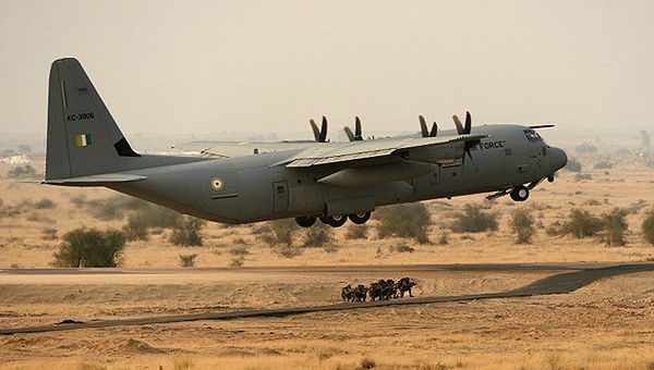 W Indiach rozbił się wojskowy samolot transportowy. Zginęło pięć osób