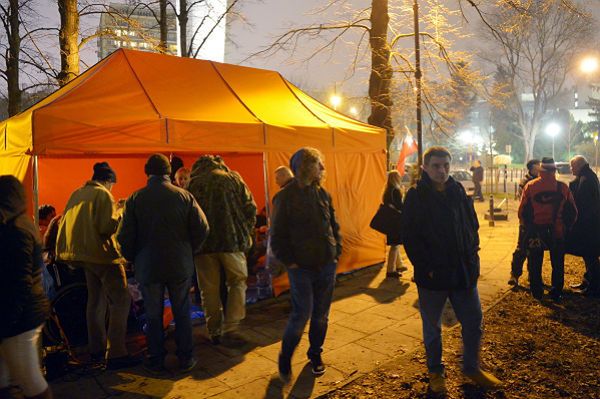 Opiekunowie niepełnosprawnych spędzili noc w namiotach przed sejmem