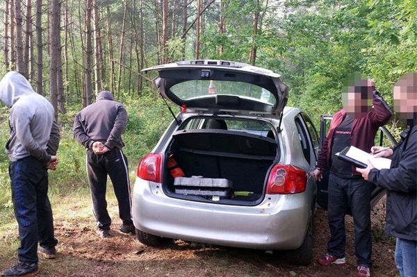 Policjanci przyłapali ich w lesie na gorącym uczynku