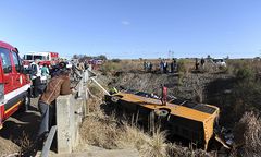 RPA: autokar spadł z wiaduktu; 19 osób nie żyje