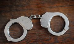 Ksiądz zmuszał ucznia na lekcji do symulowania seksu oralnego? Duchowny z Wiciny zatrzymany