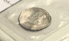 Skarb sprzed 1000 lat odkryty na Kujawach. Archeolodzy wydobyli 250 srebrnych monet