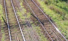 53-latek wpadł pod pociąg w Gołaszynie. Przechodził przez tory przy zamkniętych rogatkach