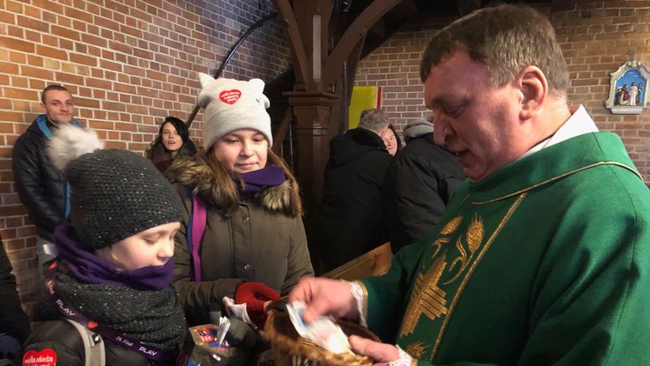 Ks. Klaban pomaga Orkiestrze podczas mszy.