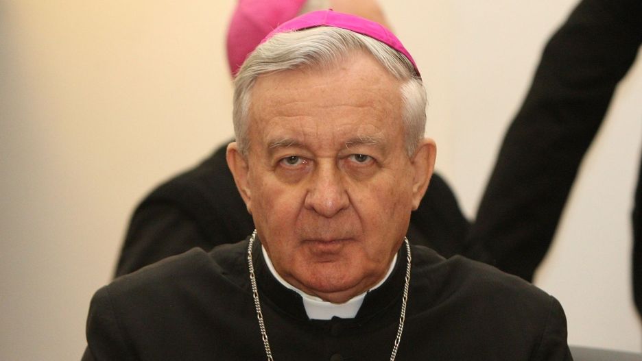 W 2002 roku media ujawniły, że duchowny molestował seksualnie młodych kleryków i księży
