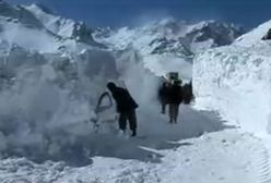 Lawina przysypała drogę - armia przekopała tunel w śniegu