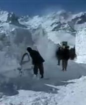 Lawina przysypała drogę - armia przekopała tunel w śniegu