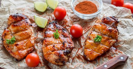 Pierś z kurczaka Pieczona na rożnie z sosem BBQ