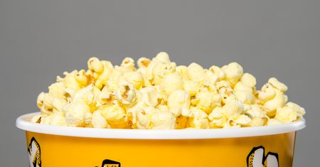 Popcorn o niskiej zawartości tłuszczu prażony na oleju