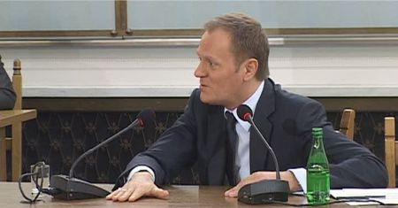Dlaczego Tusk bawił się nakrętką?