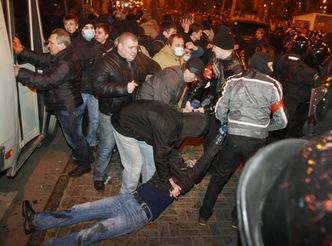 Bójki pomiędzy zwolennikami i przeciwnikami Rosji w Doniecku