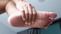 Język i stopy zdradzają, czego brakuje w organizmie. To pięć nietypowych objawów groźnego niedoboru