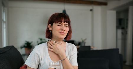 Rak gardła daje cztery objawy. Bardzo charakterystyczne