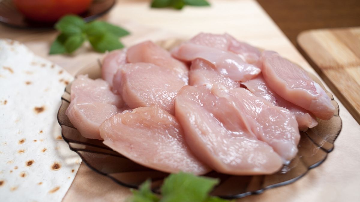 Filet z kurczaka należy do szybko psującego się mięsa