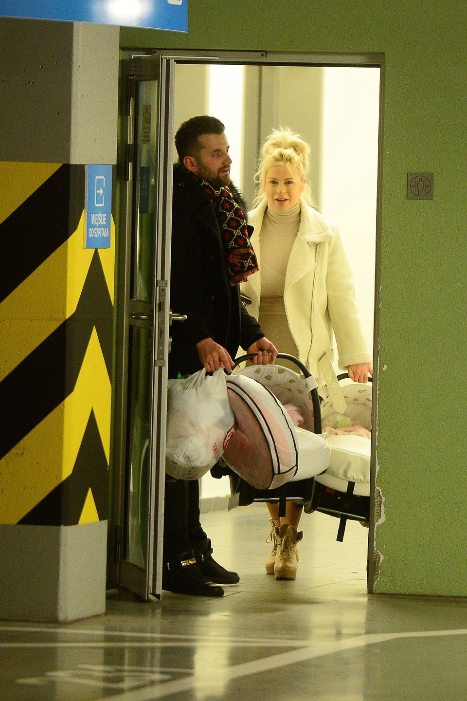 Paula Tumala z córkami i partnerem opuszczają szpital