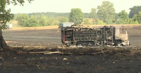 Pożar na polu, w ogniu stanął też wóz strażacki