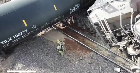 Wykoleił się pociąg towarowy w Kalifornii. Strażacy usuwają wyciek alkoholu z cysterny.