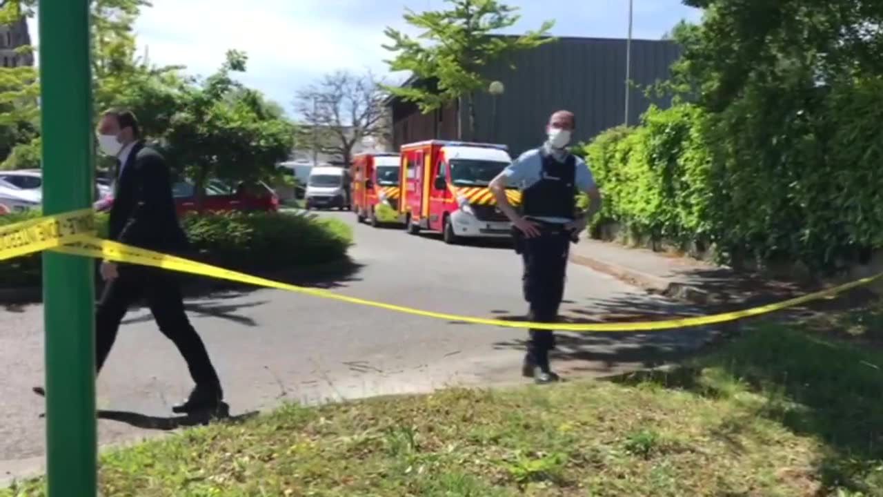 Atak nożownika na policjantkę na zachodzie Francji. Został zatrzymany po strzelaninie.