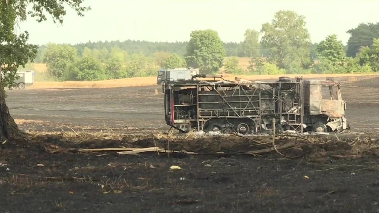 Pożar na polu, w ogniu stanął też wóz strażacki