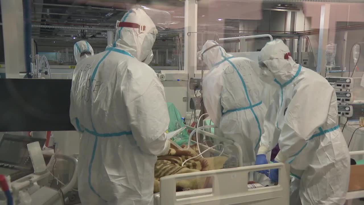 Brakuje miejsc dla pacjentów z Covid-19 w szpitalach. Lekarze podkreślają jednak, że piąta fala jest “inna niż poprzednie”