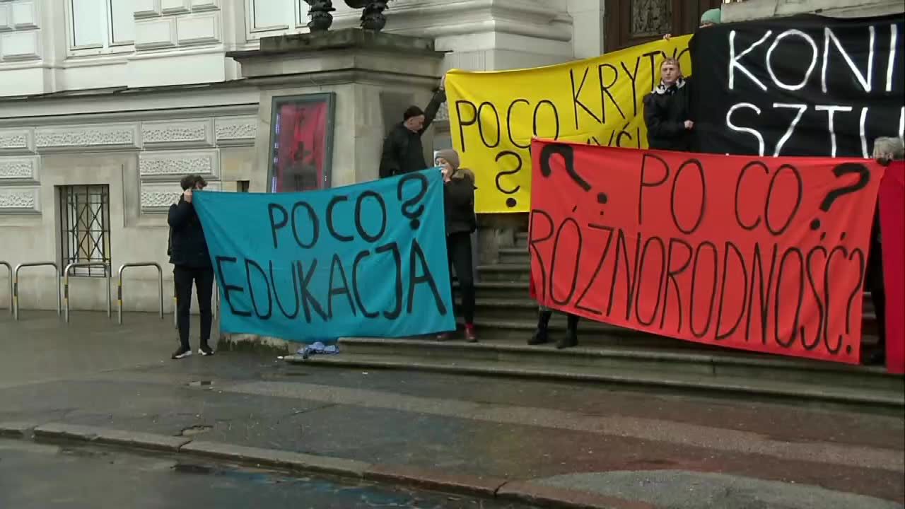 Protest artystów przed Zachętą. Sprzeciwiają się mianowaniu nowego dyrektora