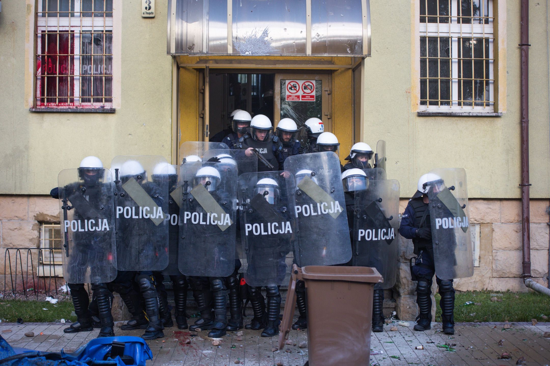 Lubin. Atak demonstrantów na komendę. Kilku funkcjonariuszy rannych 
