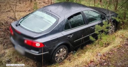 Samochód wpadł do rowu podczas ucieczki przed policją. Za kierownicą siedział… 15-latek