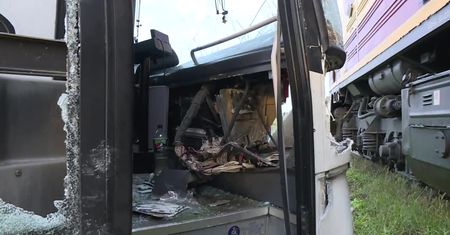 Autobus wjechał pod pociąg na niestrzeżonym przejeździe pod Kępnem.