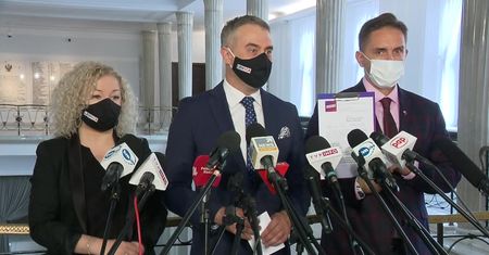 “Rząd nie działa”. Lewica chce, by sądy 24-godzinne skazywały antyszczepionkowców, którzy atakują punkty szczepień