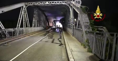Pożar zabytkowego mostu w Rzymie. Elementy metalowej konstrukcji spadły do Tybru