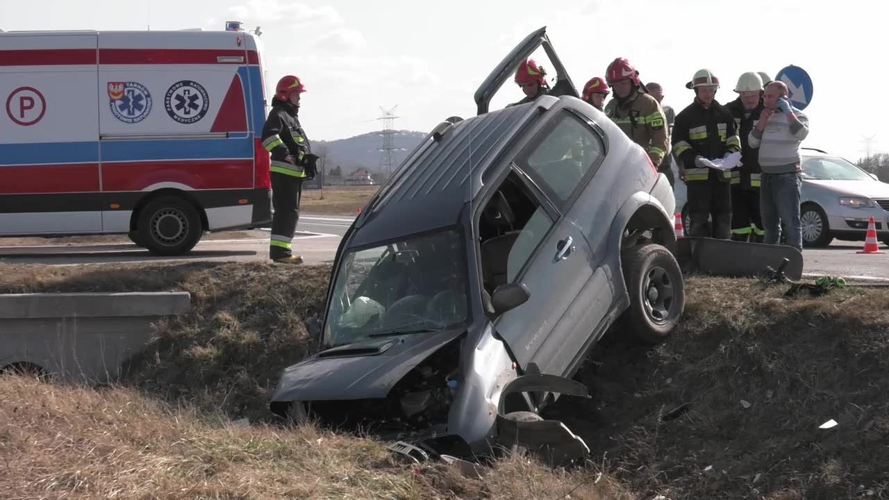 Trzy osoby trafiły do szpitala po wypadku na obwodnicy Wojnicza