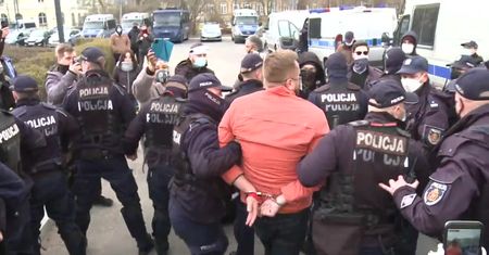 P. Tanajno zatrzymany podczas protestu w Warszawie. Policjanci obalili go na ziemię.