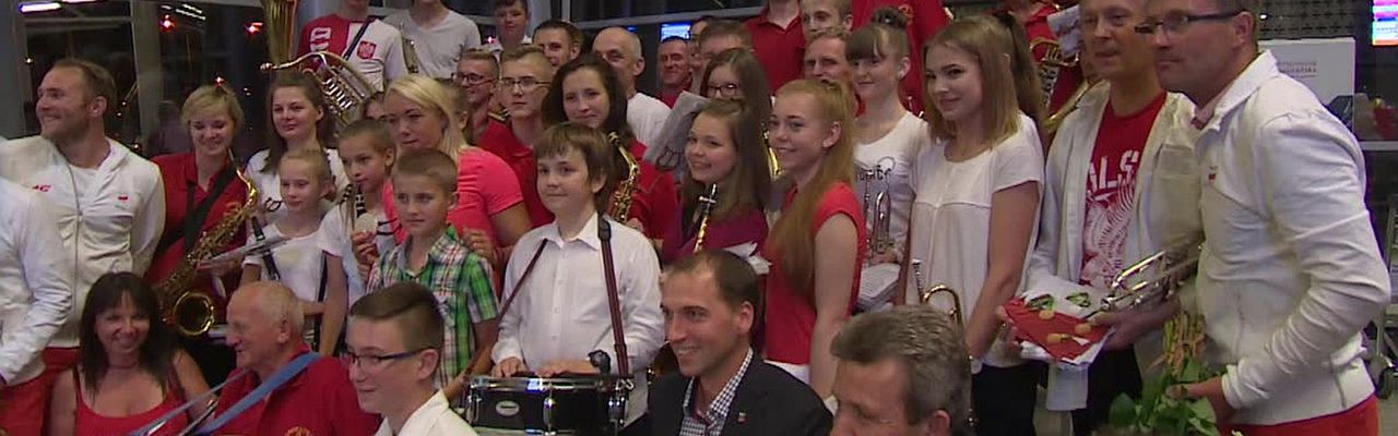 Medalistki olimpijskie w kajakarstwie powitane na lotnisku w Poznaniu. “Z takimi kibicami na pewno byłoby złoto”