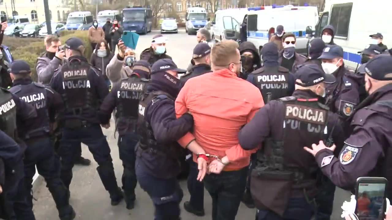 P. Tanajno zatrzymany podczas protestu w Warszawie. Policjanci obalili go na ziemię.