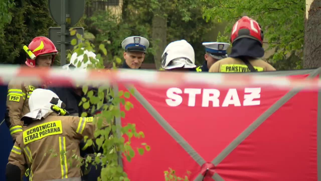 Uderzyli w drzewo. Kierowca i siedzący obok pasażer zginęli, trzy osoby trafiły do szpitali