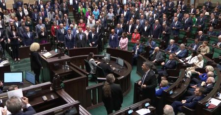 Minuta ciszy w Sejmie dla ciężarnych kobiet, które zmarły w polskich szpitalach. Nie wszyscy posłowie wstali