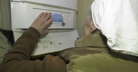 Siostra Małgorzata Chmielewska pokazuje rachunki za gaz dla domów opieki. Wzrosły 2,5-krotnie