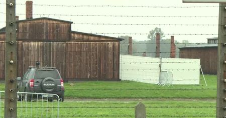 Antysemickie napisy na barakach byłego niemieckiego obozu Auschwitz II-Birkenau