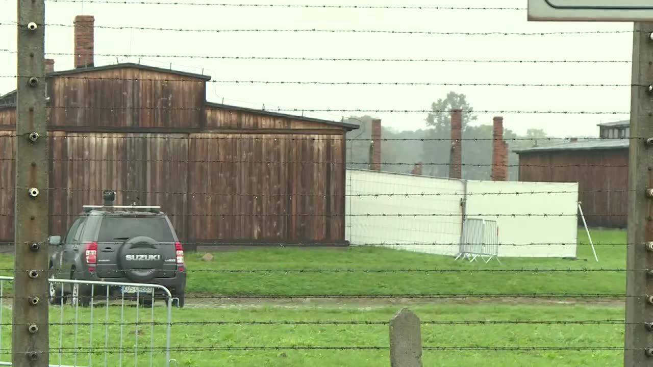 Antysemickie napisy na barakach byłego niemieckiego obozu Auschwitz II-Birkenau