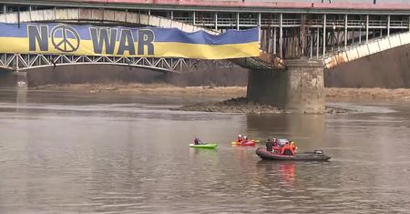Sześćdziesięciometrowa flaga Ukrainy na moście nad Wisłą w Warszawie. Akcja aktywistów Greenpeace