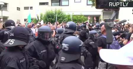 Zamieszki w Berlinie podczas nielegalnej demonstracji koronasceptyków.