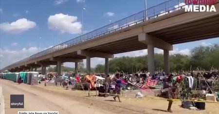 Kryzys migracyjny w USA. Strażnicy graniczni na koniach próbują zatrzymać uchodźców