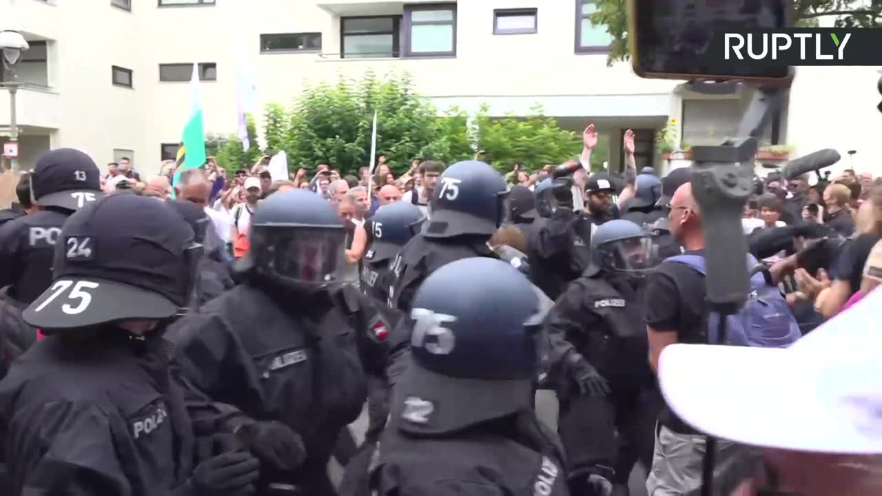 Zamieszki w Berlinie podczas nielegalnej demonstracji koronasceptyków.