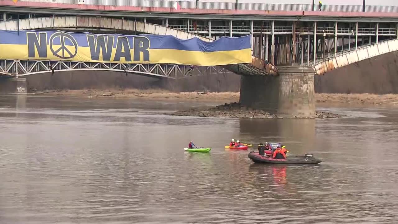 Sześćdziesięciometrowa flaga Ukrainy na moście nad Wisłą w Warszawie. Akcja aktywistów Greenpeace