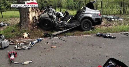 33-letni kierowca uderzył autem w drzewo w Mikołowie w województwie śląskim. Zginął na miejscu