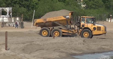 Poszerzają plażę w Gdańsku “To miejsce, gdzie w wyniku sztormów notujemy największe straty”