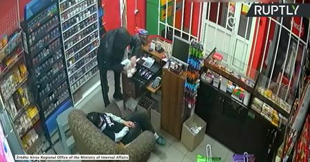 Wszedł do sklepu i zabrał pieniądze z kasy. Ekspedientka w tym czasie… spała w fotelu tuż obok